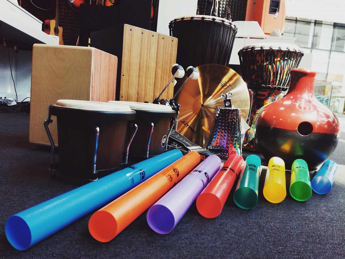 Perkusní roury Bobotubes doplňuje další bubenické a perkusní nástroje.